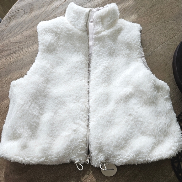 Puffer/ Sherpa Reversible Cropped Vest, Size: XL - Picture 7 of 10